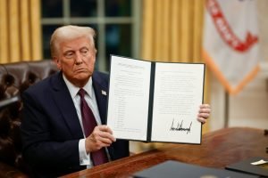 President_Donald_Trump_signing_executive_orders4a